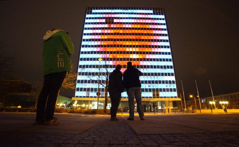Tetris und Breakout spielen auf dem Uni-Hochhaus in Kiel