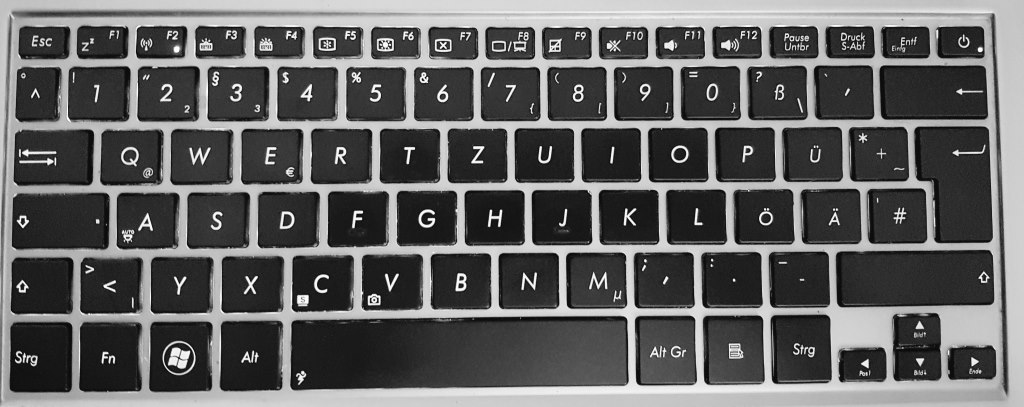 Wo findet sich die SHIFT-Taste auf der Tastatur?