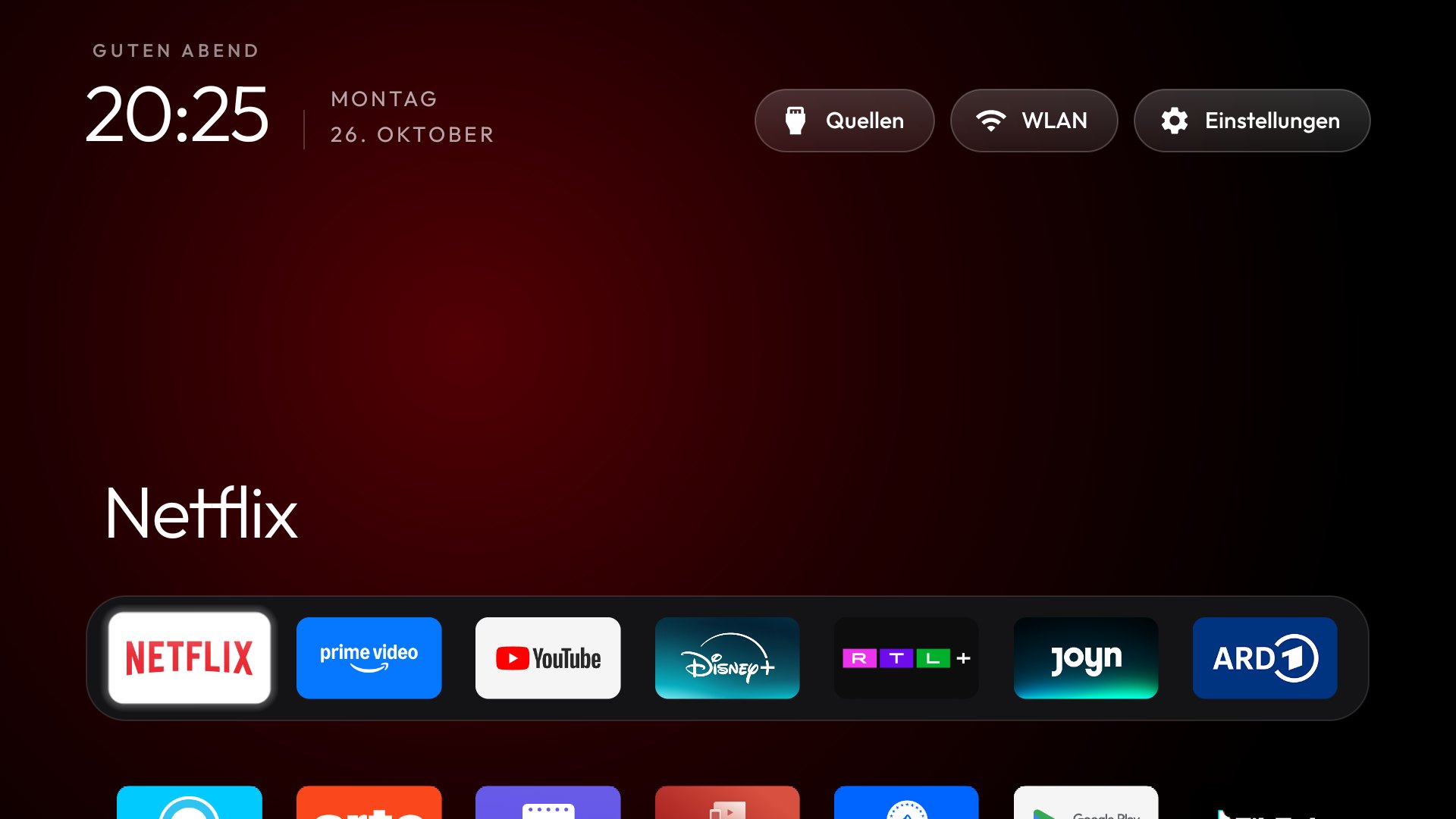 Neuer Startbildschirm im Stil von Apple TV mit Uhrzeit, Datum, Knöpfen für Quellen, WLAN und Einstellungen und einem Dock mit Netflix, Prime Video, YouTube, Disney+, RTL+, Joyn und ARD