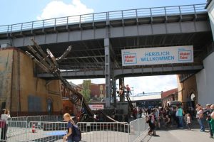 Eingang Maker Faire Berlin mit der Hand of man
