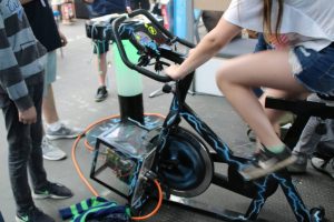 Maker faire berlin 2017 167 smartphone laden dynamo fahrrad