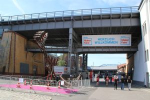 Maker faire berlin 2017 230 hand of man thumbs up