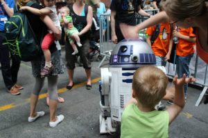 Maker faire berlin 2017 253 r2d2 begeistert die kinder