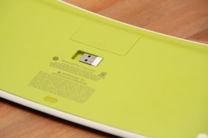 Platz für den USB-Empfänger hat Microsoft auf der Rückseite in Form einer Aussparung gemacht. Der kleine USB-Stick wird mit Hilfe eines Magnets festgehalten.